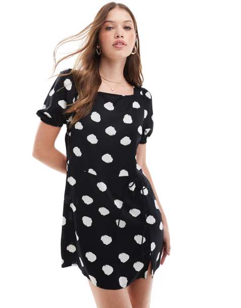 ASOS DESIGN – T-Shirt-Kleid mit Minilänge in Schwarz mit weißen Tupfen, Puffärmeln, Bindegürtel und Wickeldetail - view 1