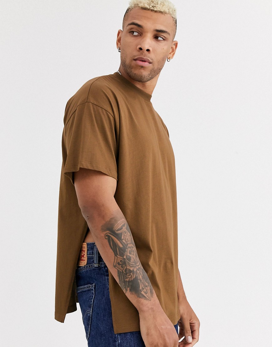ASOS DESIGN - T-shirt lunga e oversize con profondi spacchi laterali marrone
