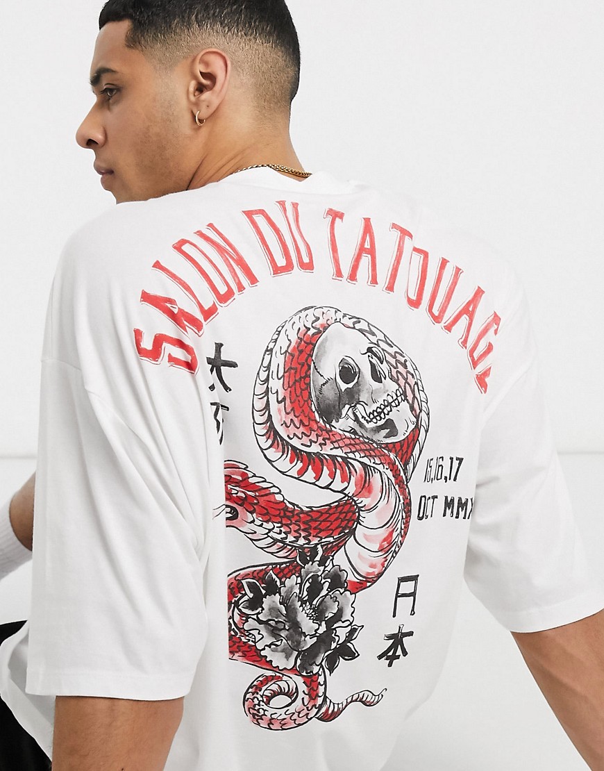 ASOS DESIGN - T-shirt lunga oversize con grande teschio stampato sul retro-Bianco