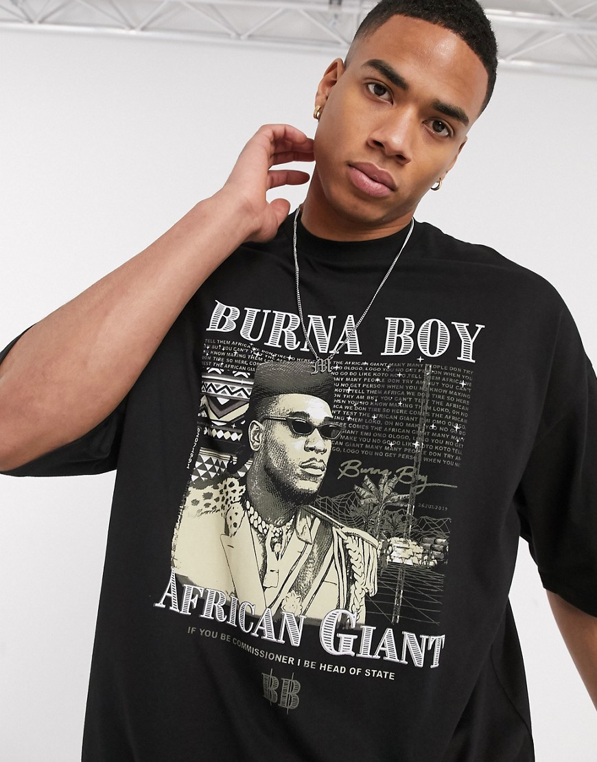 ASOS DESIGN - T-shirt lunga oversize con stampa Burna Boy sul davanti-Nero