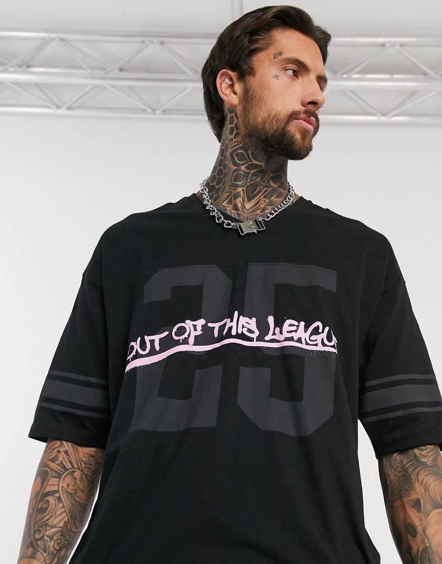ASOS DESIGN - T-shirt lunga oversize in cotone organico con scollo a V stile baseball e stampa graffiti spray-Nero