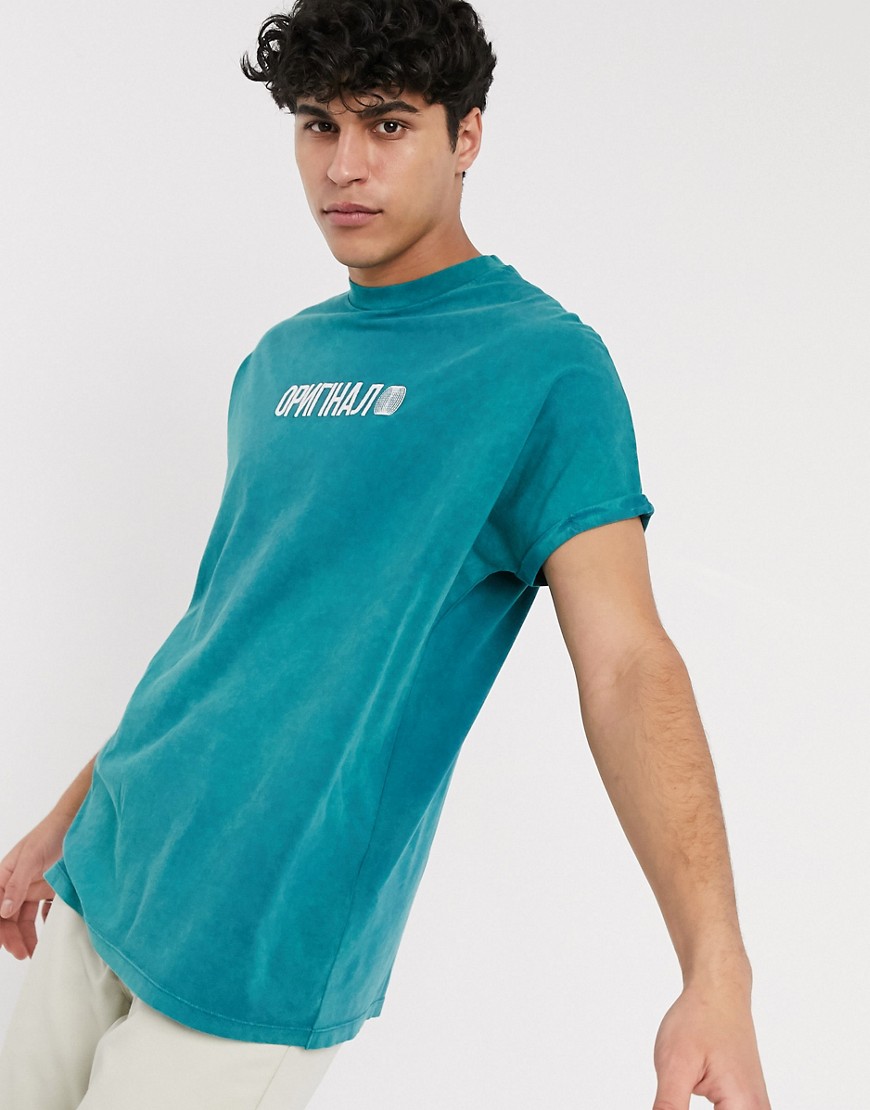 ASOS DESIGN - T-shirt lunga oversize lavaggio acido con scritta ricamata e maniche con risvolto-Verde