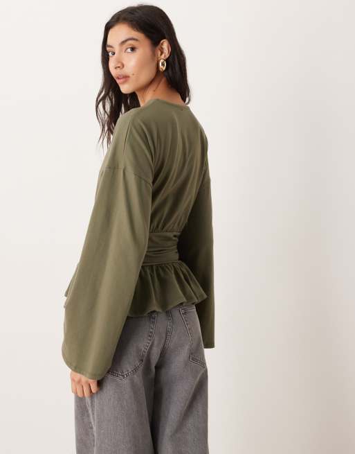 ASOS DESIGN - T-shirt manches longues à taille cintrée et ourlet à basque - Olive, 3 de 4