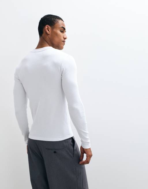 ASOS DESIGN t-shirt manches longues coupe muscle, col V montant, en maille côtelée blanche, 5 de 8