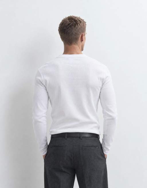 ASOS DESIGN t-shirt manches longues coupe muscle, col V montant, en maille côtelée blanche, 7 de 8