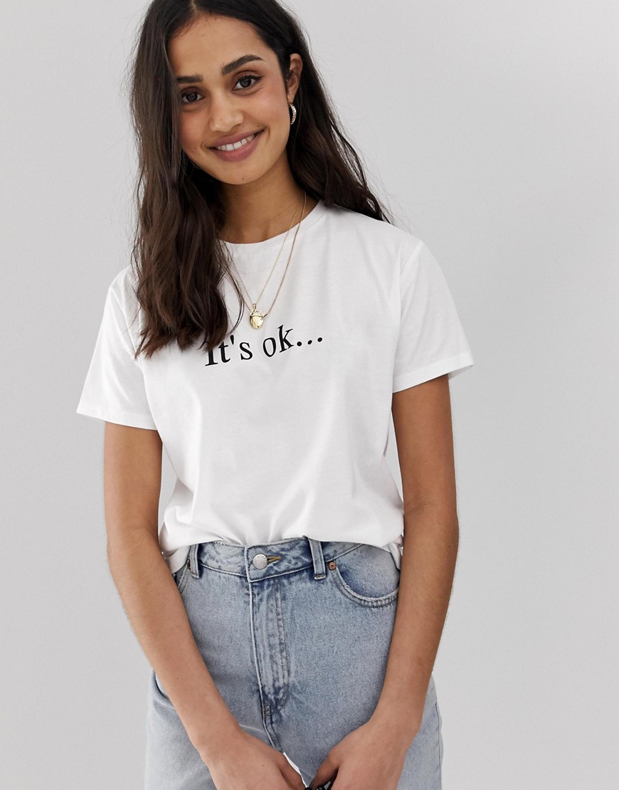 ASOS DESIGN – t-shirt med Its ok-mönster-Vit
