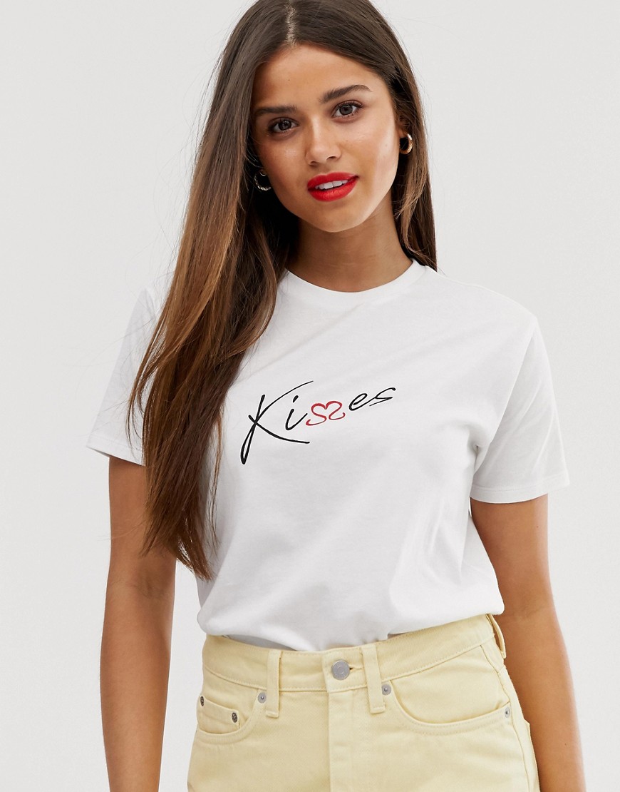 ASOS DESIGN – T-shirt med Kisses-tryck-Vit