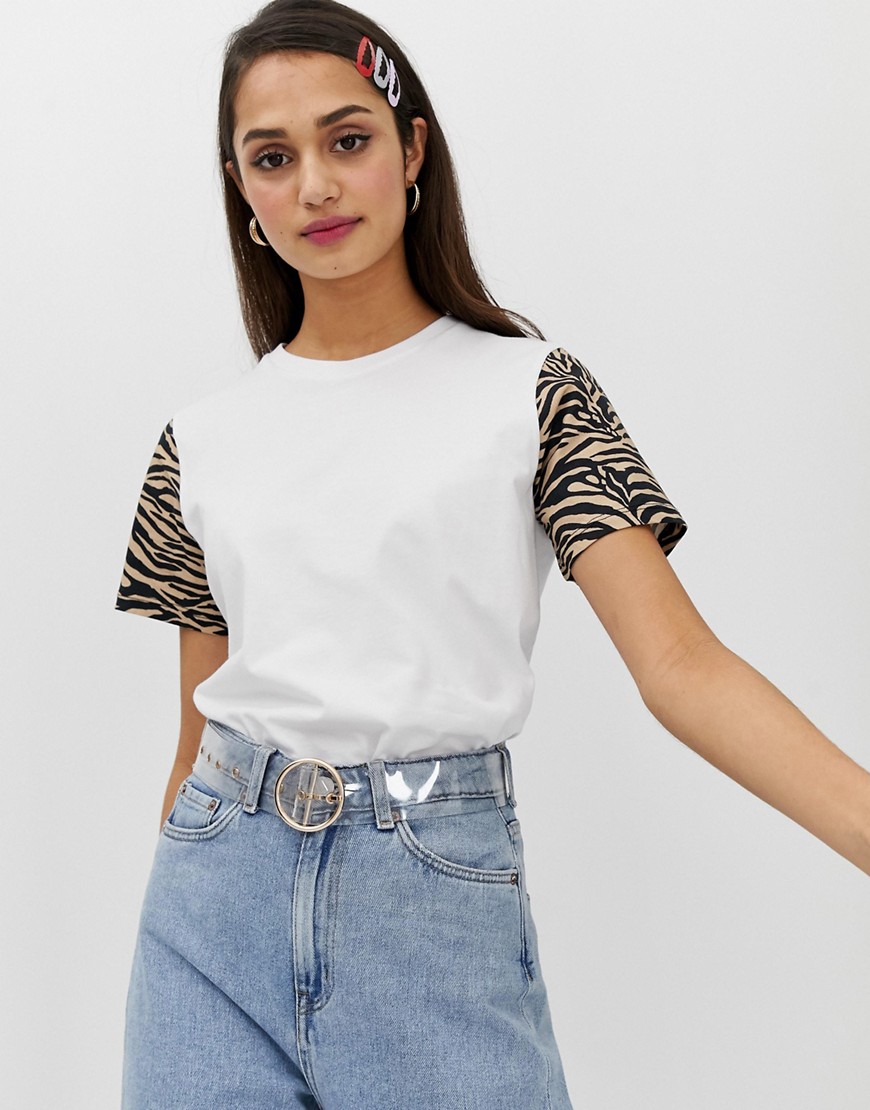 ASOS DESIGN – T-shirt med kontrasterande tigerrandig ärm-Flerfärgad