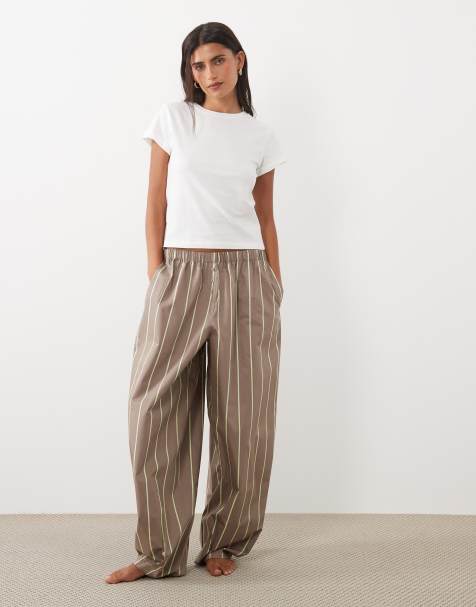 ASOS DESIGN T-shirt med kontrastsyning bagpå og pyjamasæt med vævede bukser i brun - view 1