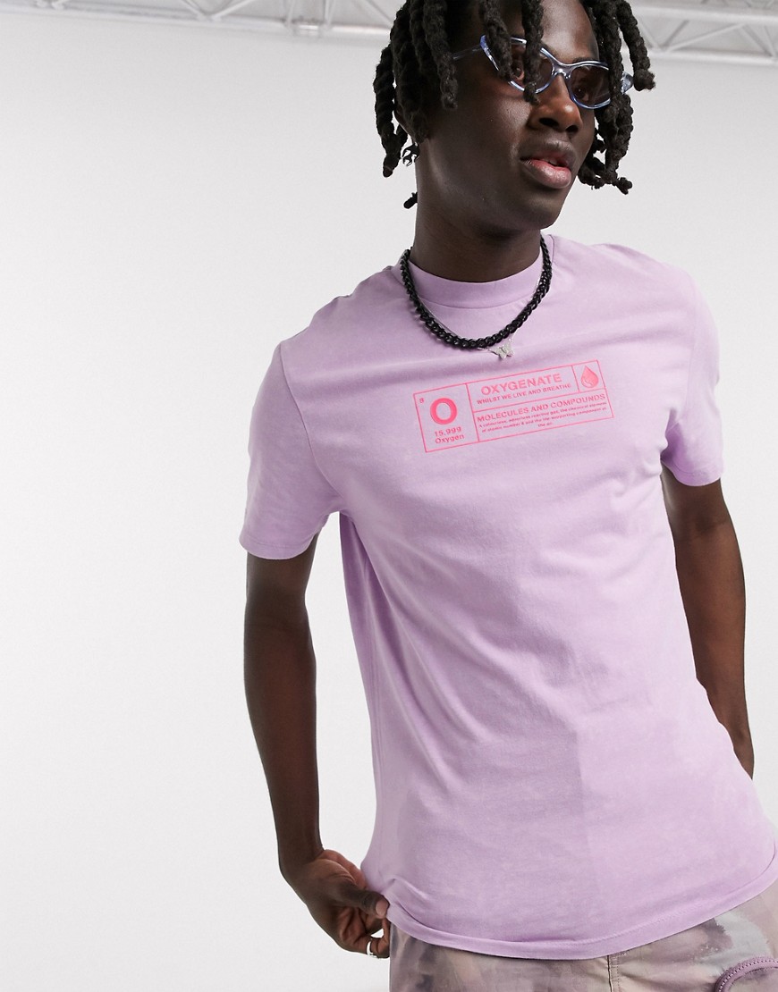 ASOS DESIGN - T-shirt med neonfarvet brystprint i lilla syrevask