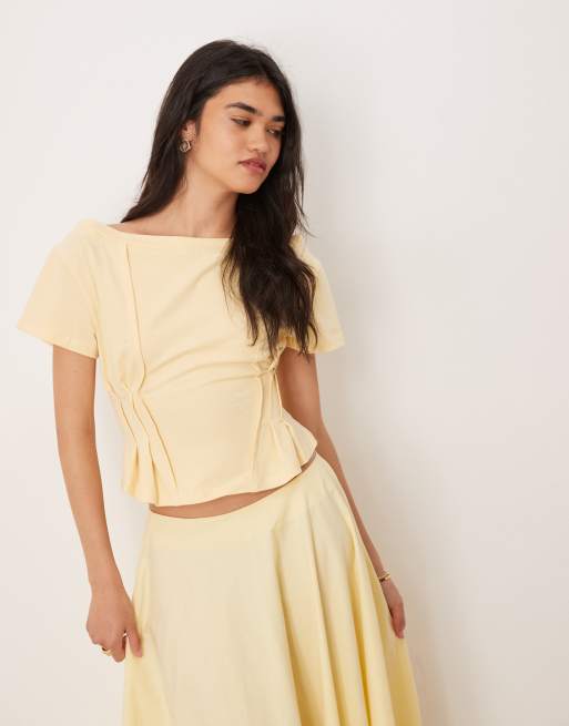 ASOS DESIGN – T-shirt med off shoulder och indragen midja