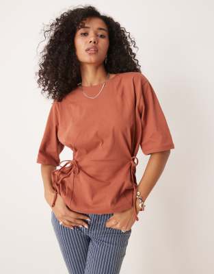 ASOS DESIGN - T-shirt met aangerimpelde gestrikte zijkant in roestbruin - view 1