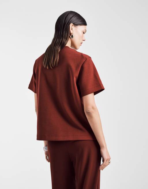 ASOS DESIGN - T-shirt met gedraaide schouder in donker kersenrood, 3 van 4