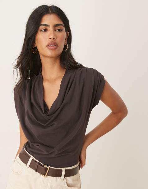 ASOS DESIGN - T-shirt met gedrapeerde halslijn in chocoladebruin - view 1