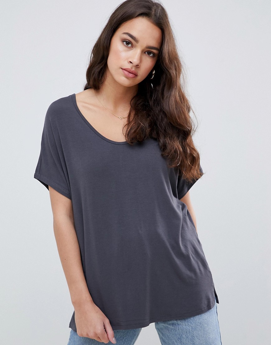 ASOS DESIGN - T-shirt met gedrapeerde vleermuismouwen in grijs