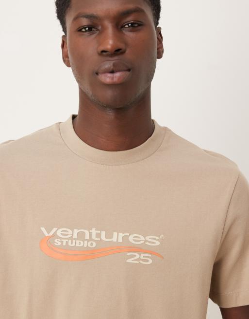 ASOS DESIGN - T-shirt met grafische tekstprint in reliëf in beige, 5 van 5