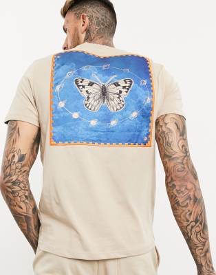 ASOS DESIGN - T-shirt met grote vlinderpatch en borduursel op de achterkant in beige