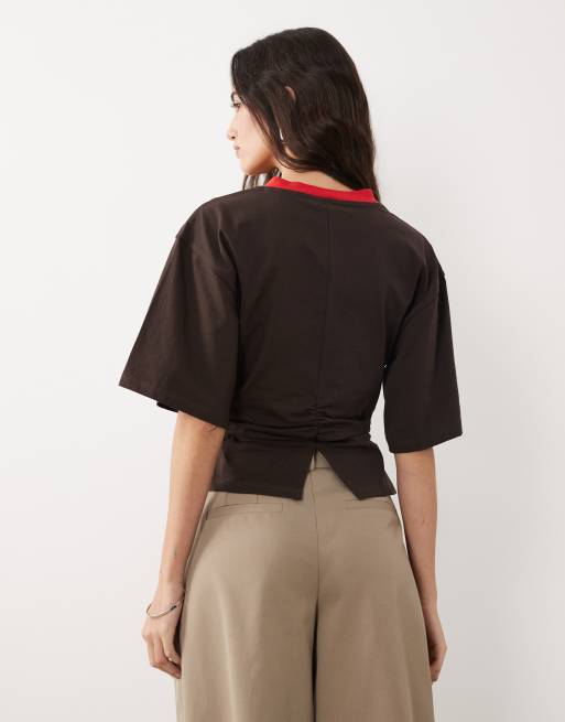 ASOS DESIGN - T-shirt met ingenomen taille en contrasterende rode V-hals in chocoladebruin, 2 van 4