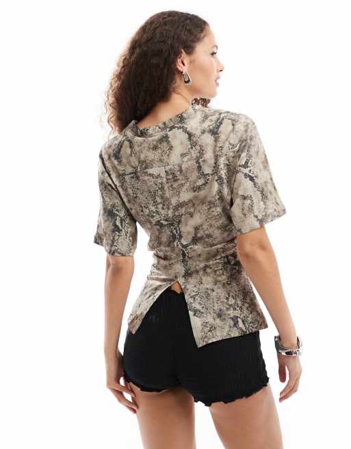 ASOS DESIGN T shirt met korsettaille en grafische bandprint in slangenprint ASOS