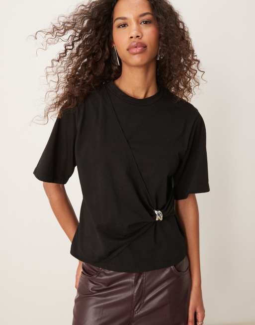 ASOS DESIGN - T-shirt met korte mouwen, gedraaid detail en zilverkleurige afwerking in zwart
