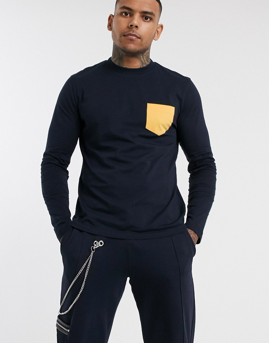 ASOS Design - T-shirt met lange mouwen en contrasterende zak in marineblauw
