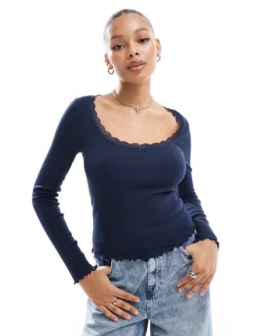 ASOS DESIGN - T-shirt met lange mouwen en lage ronde hals met kant in marineblauw