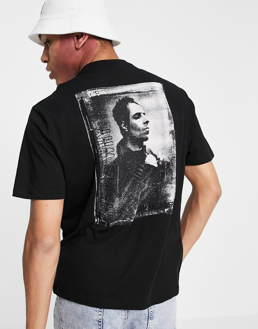 ASOS DESIGN - T-shirt met Liam Gallagher-prints in zwart