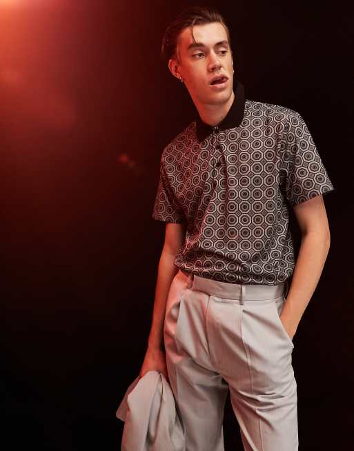 ASOS DESIGN - T-shirt met polokraagje in zwart met retro print 