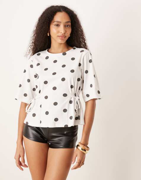 ASOS DESIGN - T-shirt met strik opzij in stippenprint - view 1