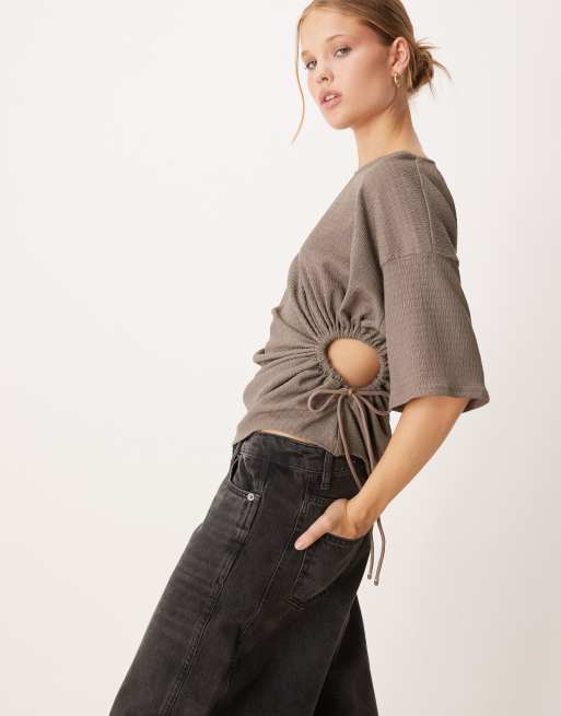 ASOS DESIGN - T-shirt met textuur en uitsnijding in mokka
