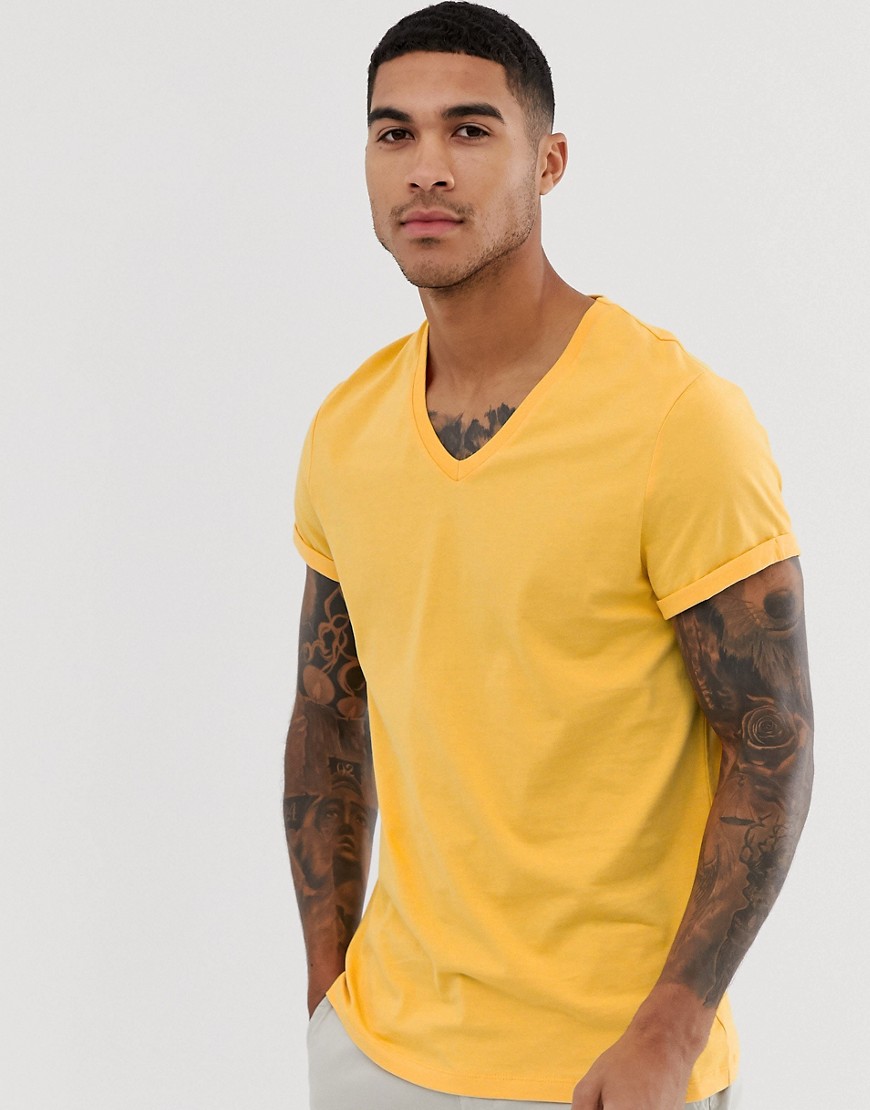 ASOS DESIGN - T-shirt met V-hals en omgeslagen mouwen in geel