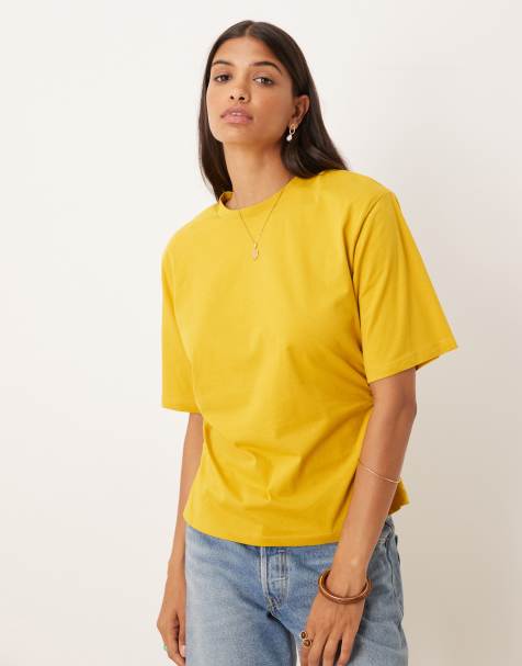ASOS DESIGN - T-shirt met versmalde taille en schoudervullingen in oker - view 1