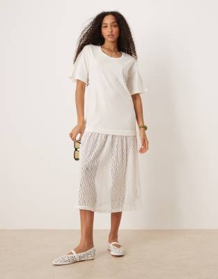 ASOS DESIGN - T-Shirt-Midikleid in Weiß mit tiefer Taille und Häkelrock