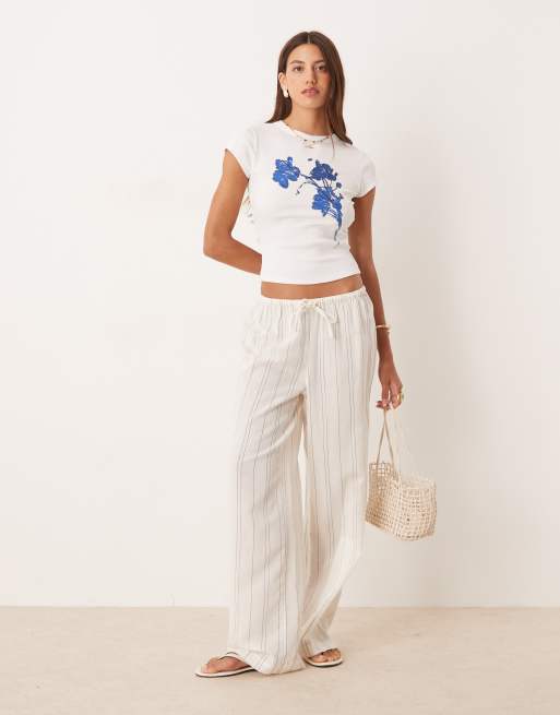 ASOS DESIGN - T-shirt mini bianca con grafica di fiori blu, 2 di 4
