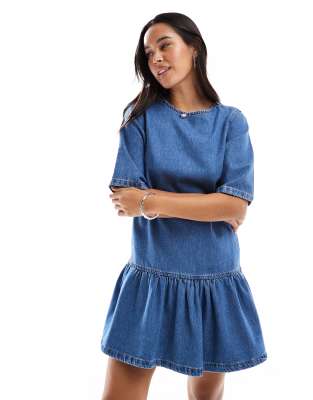 ASOS DESIGN - T-Shirt-Minikleid aus Denim in mittelblauer Waschung mit tiefer Taille