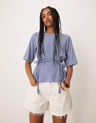 ASOS DESIGN - T-Shirt mit Bindedetail und blauen Streifen