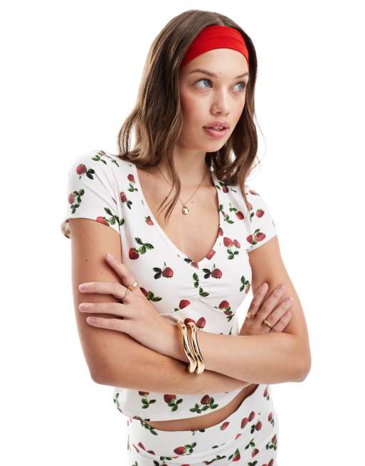 ASOS DESIGN – T-Shirt mit geraffter Vorderseite, V-Ausschnitt und Erdbeerprint, Kombiteil