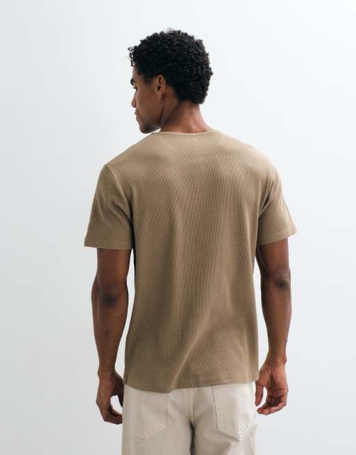 ASOS DESIGN T-Shirt mit Henley-Ausschnitt in Braun mit Waffelstruktur, Regular Fit, 5 von 5