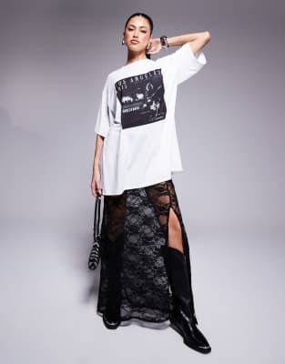 ASOS DESIGN - T-Shirt mit Print und schwarzem Spitzen-Midirock im 2-in-1-Design