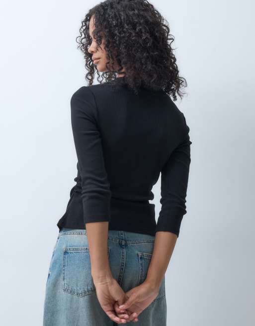 ASOS DESIGN T-Shirt mit V-Ausschnitt, taillierter Taille, in Schwarz, 4 von 5