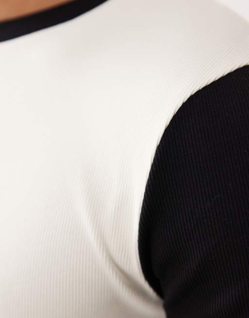 ASOS DESIGN - T-shirt moulant à nervures et manches contrastantes - Crème, 2 de 5