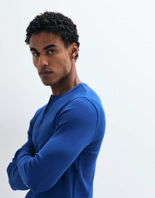 ASOS DESIGN t-shirt muscle fit con collo serafino in maglia a coste blu, 3 di 5