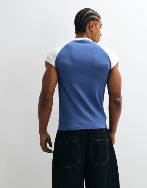 ASOS DESIGN t-shirt muscle fit raglan con stampa e maniche corte in navy e crema, 3 di 5