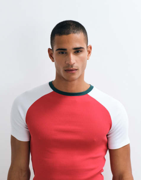 ASOS DESIGN t-shirt muscle fit z rękawami raglanowymi w czerwonym prążku - view 1
