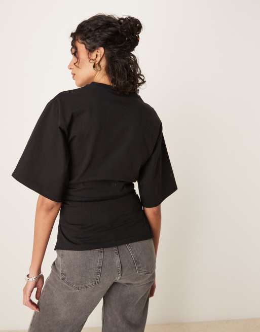 ASOS DESIGN - T-shirt nera asimmetrica stretta in vita, 3 di 4