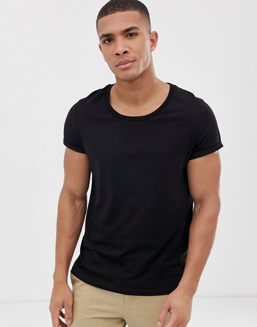 ASOS DESIGN - T-shirt nera con scollo rotondo e maniche con risvolto-Nero