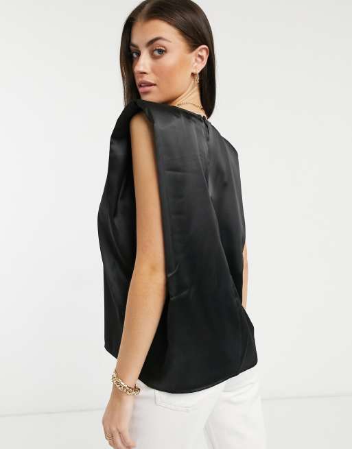 ASOS DESIGN - T-shirt nera in raso con spalle imbottite