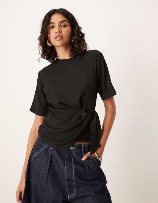 ASOS DESIGN - T-shirt nera raccolta sul lato con dettaglio drappeggiato