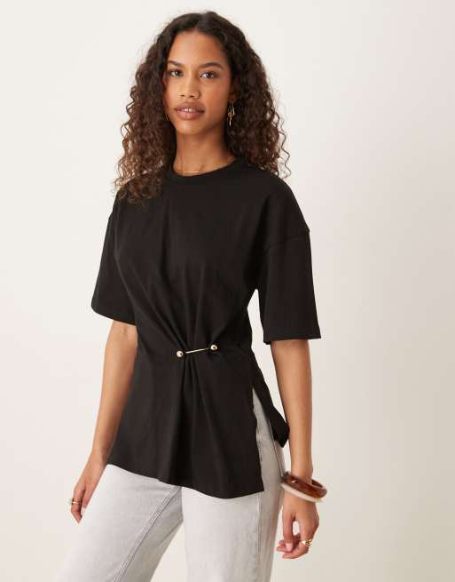 ASOS DESIGN - T-shirt nera stretta in vita con dettaglio in metallo