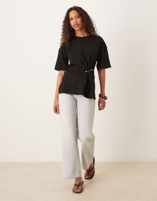 ASOS DESIGN - T-shirt nera stretta in vita con dettaglio in metallo, 4 di 4
